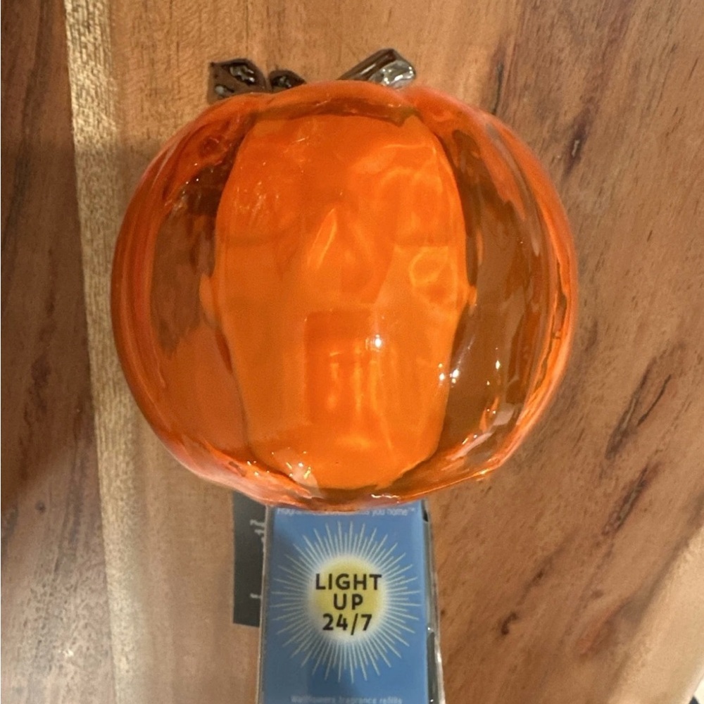 Bath & Body Works: Halloween Skull Light Up Pumpkin LightUp 24/7 Wallflower Plug